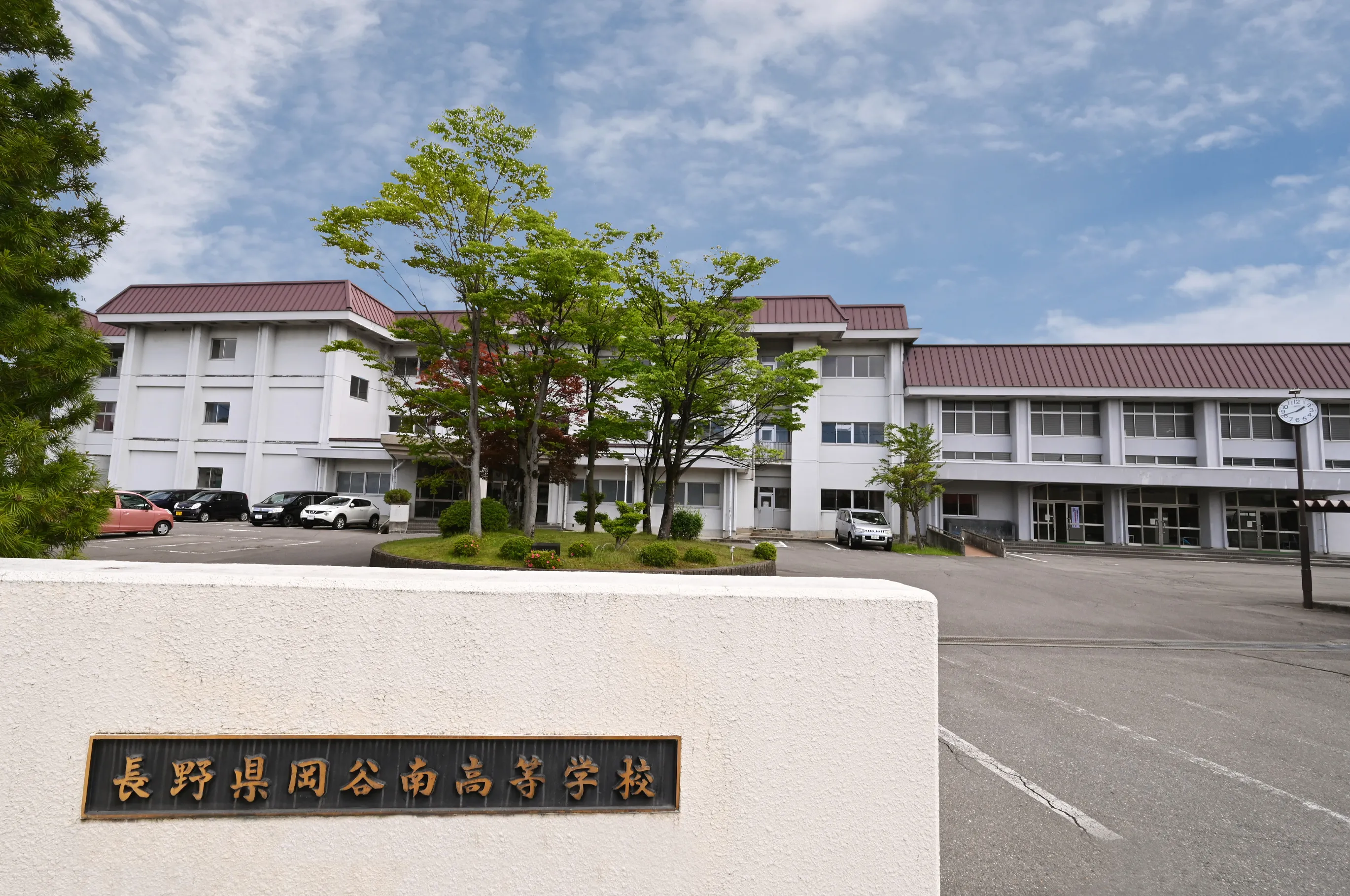 岡谷南高等学校 正面外観