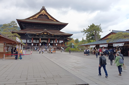 岡谷南高校の2学年が松代研修の一環で訪れた善光寺の本堂外観。平和学習とともに長野の歴史や文化を学ぶ生徒たちの様子。