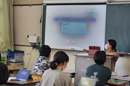 岡谷南高校の英語部員が教室のスクリーンを使用し、オンラインで台湾の台中市立大里高級中学と全体会を行っている様子。