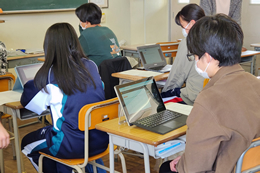 岡谷南高校の生徒がノートパソコンを使い、台湾の高校生とテーマ別の意見交換をオンラインで進めている手元の風景。