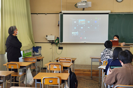 岡谷南高校のオンライン国際交流。前方のスクリーンに映し出された台湾の生徒たちの映像を見ながら、お互いの学校紹介を行っている教室の全景。