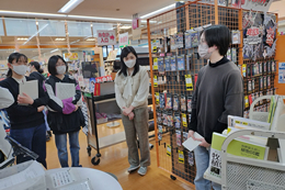 岡谷南高校の図書委員が書店の店内で、新しく図書館に入れる本を真剣な表情で選んでいる選書活動の風景。