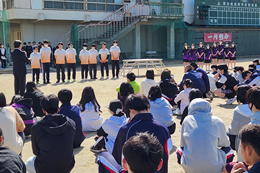 岡谷南高校の春季クラスマッチ当日。競技開始前に、県大会に出場するバドミントン部の選手たちへ全校生徒からエールが送られる様子。