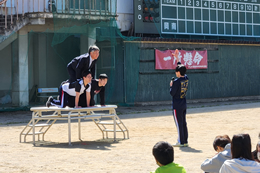 岡谷南高校のクラスマッチを盛り上げる有志生徒によるパフォーマンス。朝礼台の上で全力でポーズを決める姿。