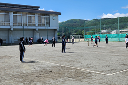 岡谷南高校のクラスマッチ、ソフトボールの試合。晴天のグランドで、クラスの勝利を目指してバットを構える生徒。