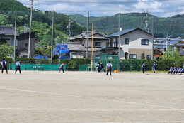 岡谷南高校の広々としたグランドで行われるクラス対抗競技。学年を超えて全力でプレーを楽しむ生徒たちの様子。