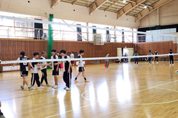 岡谷南高校の体育館で行われたバレーボール大会。ネット際での攻防に、チームメイトから熱い声援が飛ぶシーン。