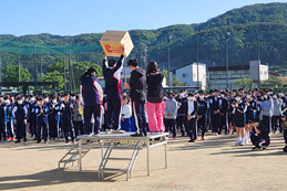 岡谷南高校クラスマッチのフィナーレ。総合優勝などの素晴らしい成績を収めたクラスに、大きな景品が手渡される盛り上がりの瞬間。