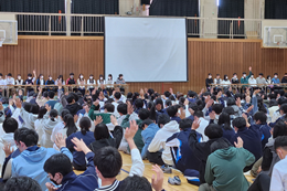 岡谷南高校の生徒総会。議案に対して全校生徒が挙手で意思表示を行い、真剣に審議を進める大体育館の様子。