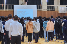 岡谷南高校の体育館に響く校歌。コロナ禍を経て、全校生徒が一堂に会して母校の歌を練習する感動的な場面。