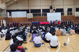 岡谷南高校の県大会壮行会。陸上部、バスケットボール部、漕艇部、ハンドボール部、弓道部の選手たちが全校生徒の前に並ぶ風景。