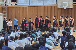 岡谷南高校の壮行会にて、県大会に向けて感謝の言葉と力強い決意を述べる各部活動の代表生徒たち。