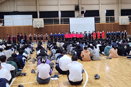 岡谷南高校の壮行会。ユニフォーム姿で並ぶ選手たちと、それを見守る生徒・教職員・保護者が一体となって応援する体育館。