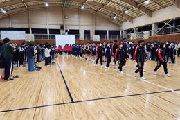 岡谷南高校の壮行会終了後、全校生徒の拍手に包まれながら、県大会での健闘を誓い体育館を後にする選手たちの行進。