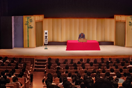 岡谷南高校の芸術鑑賞会。カノラホールの高座で披露されるプロの落語を、客席から静かに、時に笑い声をあげて鑑賞する生徒たち。