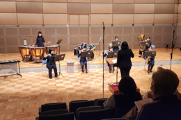 岡谷南高校吹奏楽部の第62回定期演奏会。カノラホールのステージで、指揮者に合わせてティンパニなどの打楽器を奏でる部員たち。