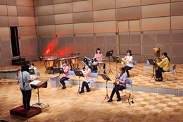 岡谷南高校吹奏楽部によるカノラホールでの演奏会。2年生・3年生の計7名が息を合わせ、木管・金管楽器で全12曲を披露する様子。