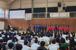 岡谷南高校の体育館で行われた壮行会。北信越大会に出場する選手たちが正面に整列し、全校生徒を前に決意を新たにする様子。