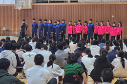 岡谷南高校の壮行会にて、北信越大会やインターハイへの出場を決めた陸上部・漕艇部の選手たちへ、生徒会長や校長先生から激励が送られる場面。