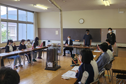 岡谷南高校の放送部によるNHK杯長野県大会の報告会。藤澤校長先生から全国大会に向けて激励の言葉を受ける部員たちの様子。