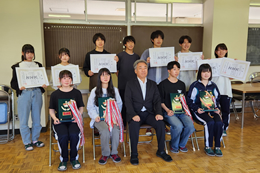 岡谷南高校の放送部、全国大会出場報告。藤澤校長先生を囲み、県大会の賞状や盾を手に笑顔で並ぶ放送部員一同。