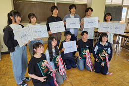 岡谷南高校の放送部。NHK杯全国放送コンテスト長野県大会を勝ち抜き、全国大会への決意を新たにする部員たちの集合写真。