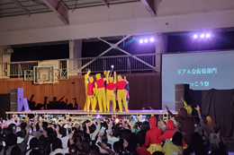 岡谷南高校の南高祭前夜祭。ステージ上で工夫を凝らした衣装を身にまとい、ダイナミックなダンスを披露するクラブ発表のシーン。