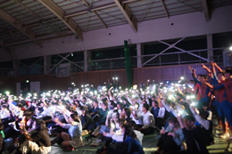 岡谷南高校の南高祭前夜祭にて、音楽に合わせてスマートフォンのライトを振り、会場一体となって盛り上がる生徒たち。