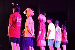 岡谷南高校の南高祭、新企画「南高コレクション」。趣向を凝らした装いでランウェイを歩き、個性を発揮する生徒たちのステージ。