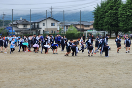 岡谷南高校の南高祭2日目。雨上がりの校庭で、クラス対抗の競技（竹引き）に全力で取り組む生徒たち。