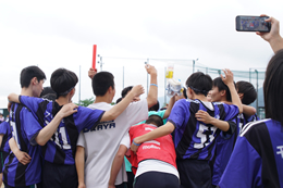 岡谷南高校の南高祭。競技を前に肩を組み、円陣を組んで士気を高めるクラスメイトたちの後ろ姿。