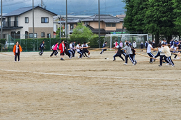 岡谷南高校の校庭で行われた選抜リレー。バトンを繋ぎ、学年の枠を越えて熱い声援が送られる競技風景。