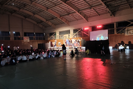 岡谷南高校の体育館で開催された南高祭の開祭式。照明に照らされたステージと、それを見守る全校生徒。