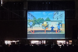 岡谷南高校の南高祭開祭式。ステージ上の大型スクリーンで上映される、生徒制作のクリエイティブなオープニング動画。