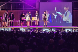 岡谷南高校の南高祭ステージイベント。華やかな照明の中、クラス紹介やクイズで盛り上がる体育館の様子。