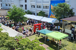 岡谷南高校の南高祭。4年ぶりの制限なし一般公開で、中庭に並ぶ模擬店と多くの来場者で賑わう屋外会場。