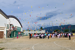 岡谷南高校の南高祭3日目。グランドにて全校生徒で色とりどりのランタン（風船）を一斉に空へ放つ感動的なシーン。