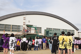 岡谷南高校のナイトフェスティバル。部室棟の屋上から思いを叫ぶ「未成年の主張」を、下で見守る多くの生徒たち。