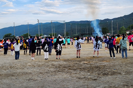 岡谷南高校の南高祭フィナーレ。グランドでファイヤーストームを囲み、お揃いの法被を着てダンスを楽しむ生徒たち。