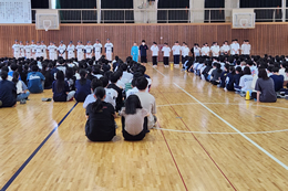 岡谷南高校の野球部、水泳部、漕艇部、放送部の壮行会。全国大会や北信越大会、県予選に向けて体育館に集まった部員たちと、それを見守る全校生徒の様子。