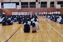 岡谷南高校にて行われた部活動の壮行会。藤澤校長先生から激励の言葉を贈られ、大会への決意を述べる各部代表者の様子。