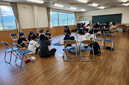 岡谷南高校の普通救命講習。岡谷消防署の講師を招き、教室で心肺蘇生法の説明を受ける運動部の生徒たちの様子。
