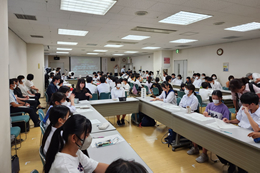 岡谷市いじめ根絶子ども会議で意見交換を行う小・中・高校生
