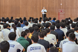 岡谷南高校の全校集会で校長先生の講話を聞く生徒たち