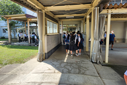 岡谷南高校の体験入学で校内を見学する中学生たち