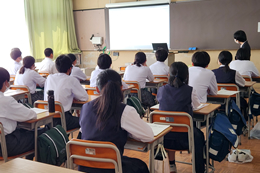 岡谷南高校の体験入学で授業を受ける中学生たち