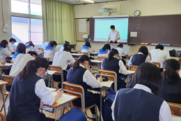 岡谷南高校の体験入学で教室の授業を体験する様子