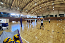 岡谷南高校の体験入学で体育館の部活動を見学する様子