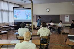 岡谷南高校の文化系クラブ活動支援事業でスライドを使って説明する様子
