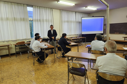 岡谷南高校の文化系クラブ活動支援事業で審査員の質問に答える様子